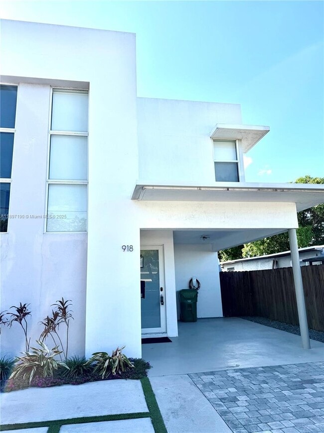 Building Photo - 918 NW 23rd Ct Unit 1