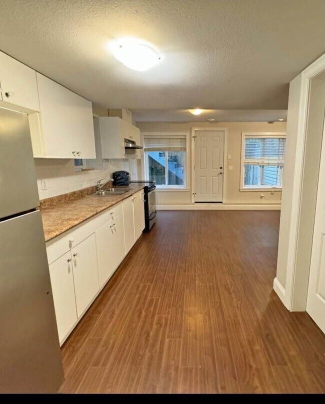 Photo - 5933-128A 128a St