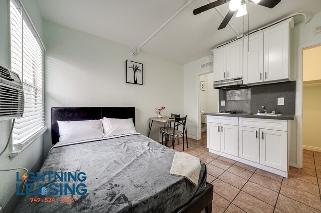 Photo - 1932 S Oxford Ave Condo Unit 105D