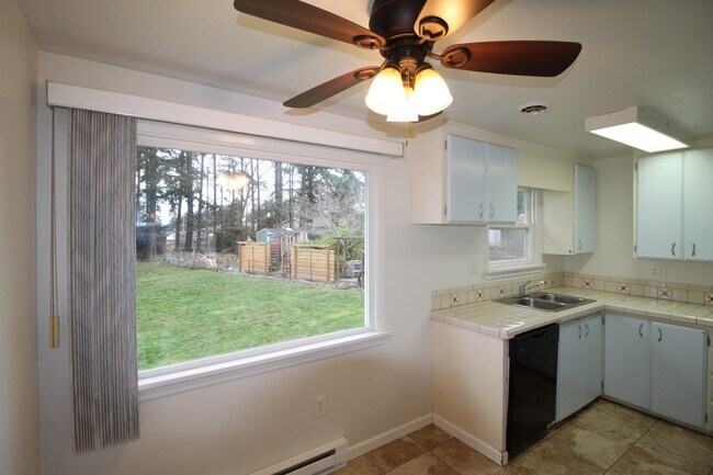 Photo - 2 Bed 1 Bath - Excellent Condition - Pet Friendly - Large Fenced Yard
