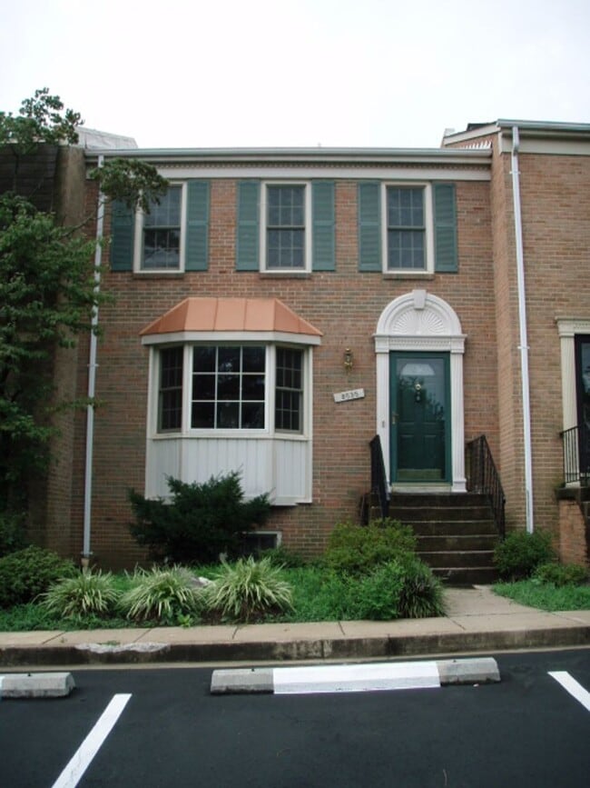 Building Photo - Classic 4 Bed 3.5 Bath Brick Townhome With...
