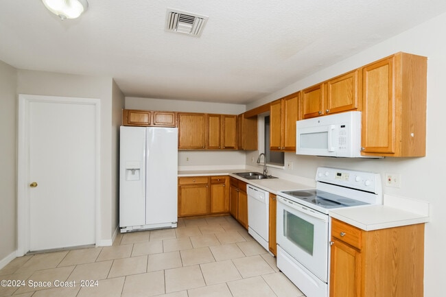 Photo - 1762 Eatonia St NW