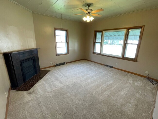 Photo - 4 Bedroom House with Fenced in Yard!
