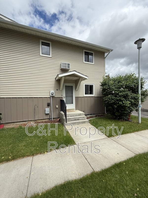 Building Photo - 3285 Canyon Dr