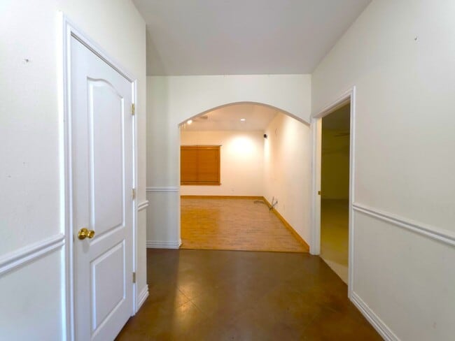 Photo - 201 Oak St