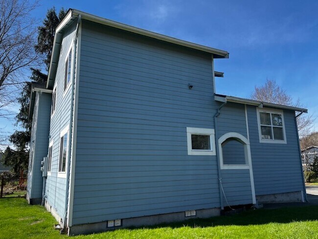Photo - 4 Bed 2 Bath 2 Car Garage Unit Close to WWU and Fairhaven Unit 2322