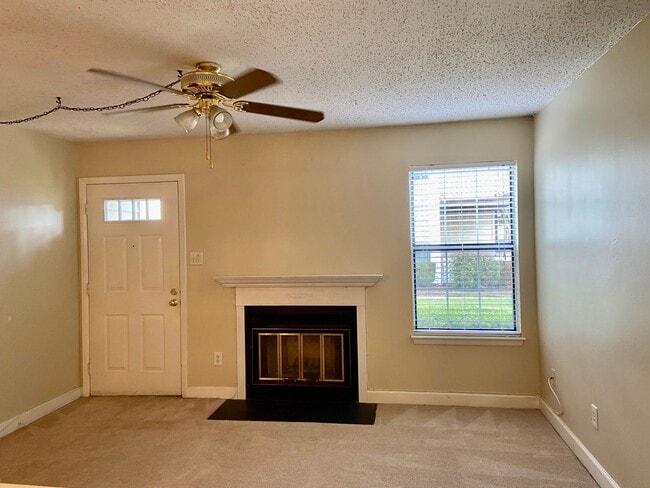 Photo - 2BD/1BA Condo in the Heart of Virginia Beach! Water Included!