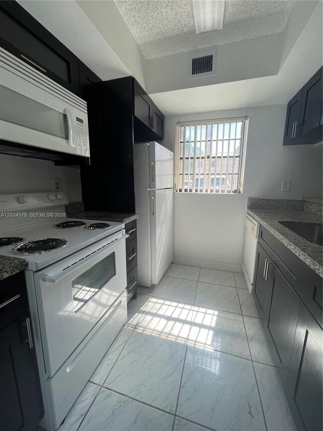 Building Photo - 18230 Mediterranean Blvd Unit 1302