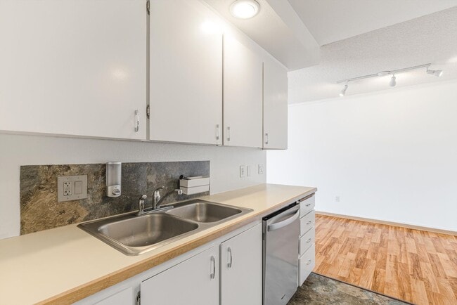 Photo - Cozy & sweet 1/1 condo in Lake Oswego with covered parking and storage included! Unit 212