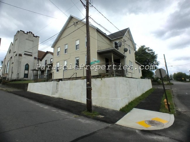 Building Photo - 402 E Market St Rental
