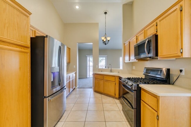 Building Photo - Charming Single-Story Home with Spa & Covered Patio Near Spencer & Wigwam in Las Vegas