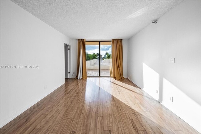 Photo - 290 174th St St Unit 307