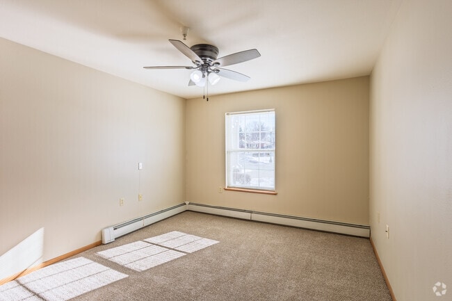 2BR, 1BA - 925SF - Primary Bedroom