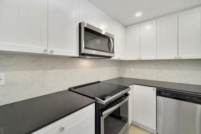 Building Photo - 1433 Burnaby Street