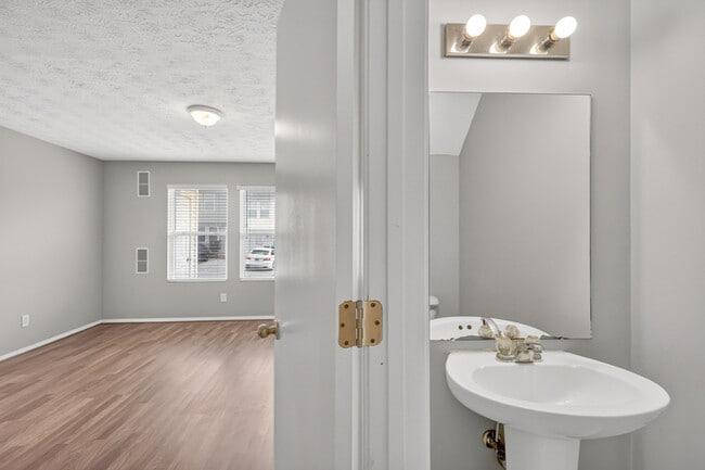 Photo - 1006 Halifax Ln