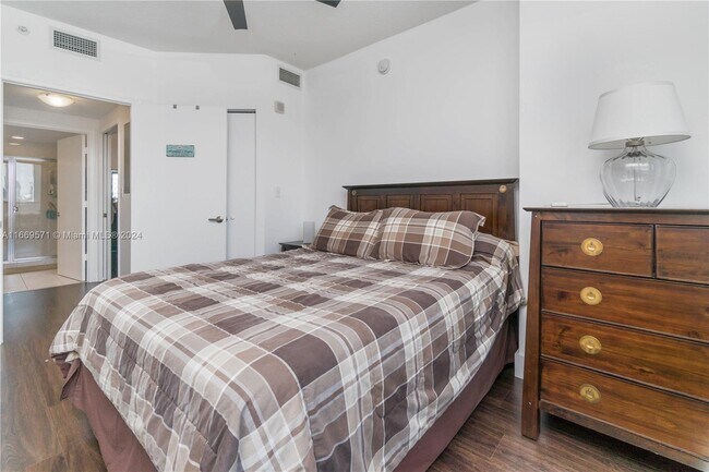 Building Photo - 18800 NE 29th Ave Unit 613 Rental