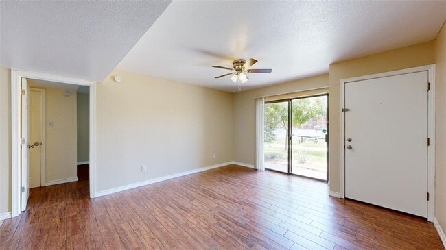 Photo - 904 University Oaks Blvd Unidad 97