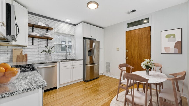 Updated kitchen - 2520 W Cortez St Unit 2R