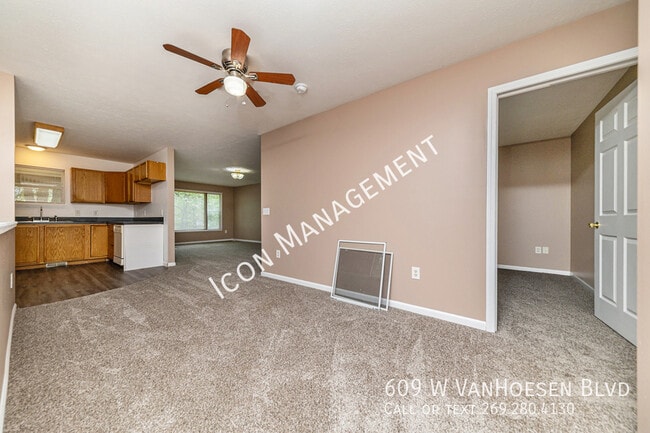 Photo - 609 W Van Hoesen Blvd