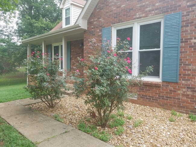 Photo - Exit 8! Rossview School. 4 Bed/2 Bath over...