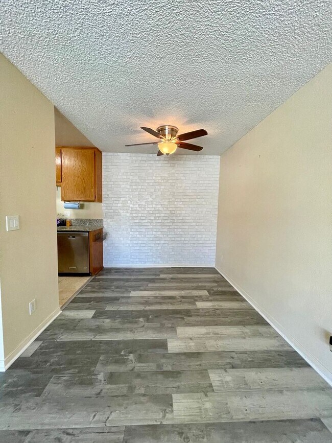12716 Lakeshore Dr