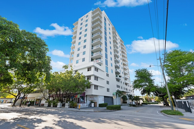 Building Photo - 1401 SW 22nd St Unit Coral Sea View - 1003