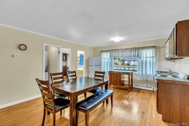 Photo - 13 Argonne Rd W