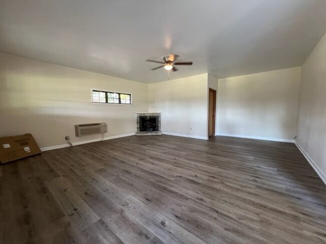 Photo - Roomy 3 bedroom/2 bath home on 1 acre in Phenix City!