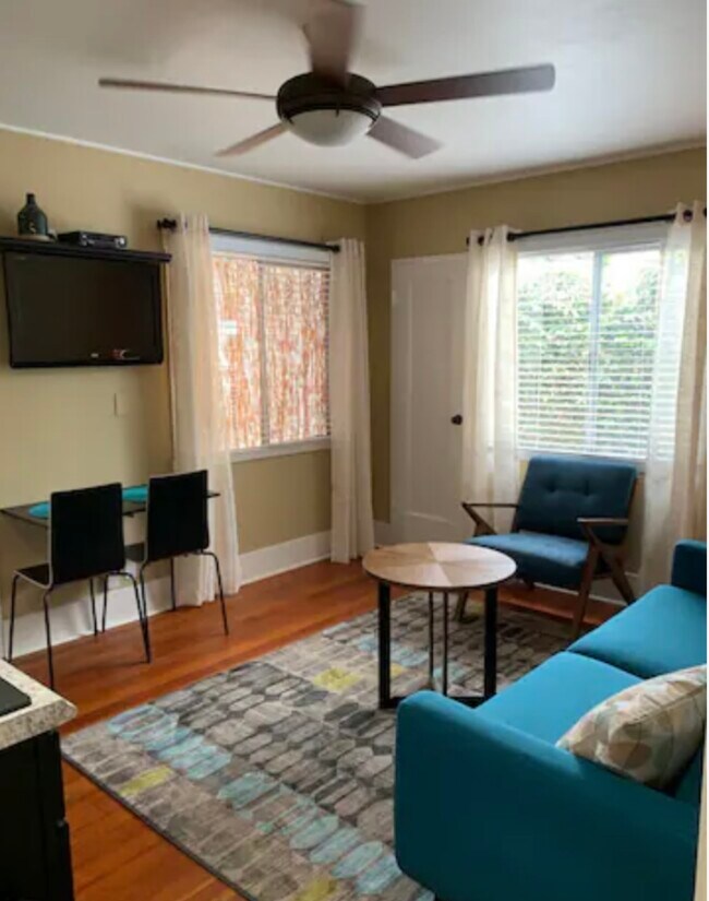 Small dining table or workspace - 4685 Lotus St