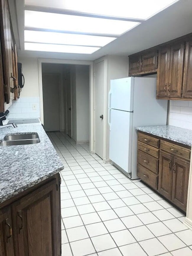 Building Photo - 2 Masters - Lawn Care Provided - 3 bds/3 baths