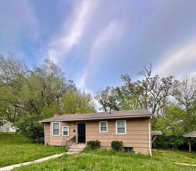 Building Photo - Cute 3 Bedroom 1 Bath For Rent!