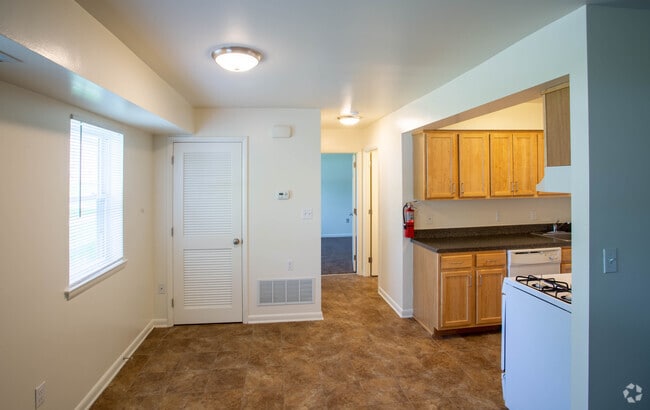 Dining Room - Foxwood Manor Apartments