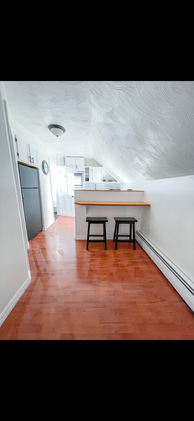 Building Photo - 64 Walnut St Unit 3