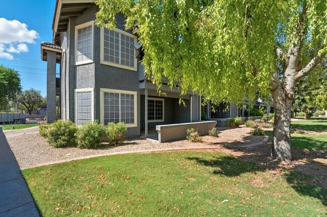 Building Photo - Spacious 3 Bed/2 Bath Home in Lush Crestvi... Unit 101