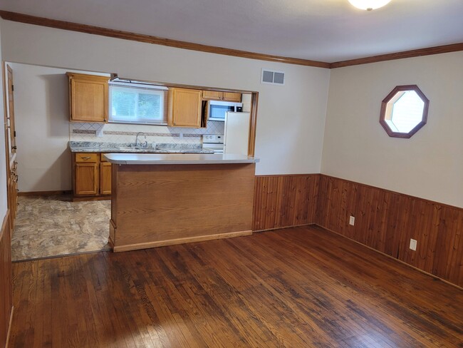 810 Townline Ave