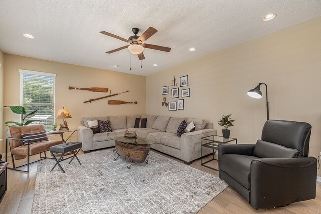7815 Lucy Ln