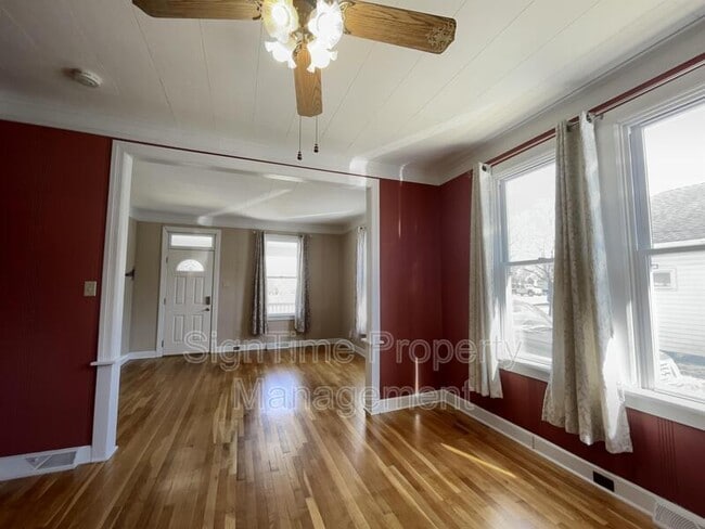 Photo - 825 Armstrong Ave