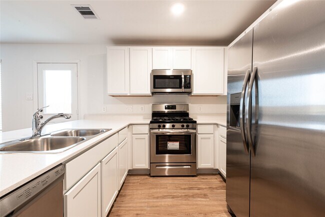 Photo - 913 Oak Mist Ln