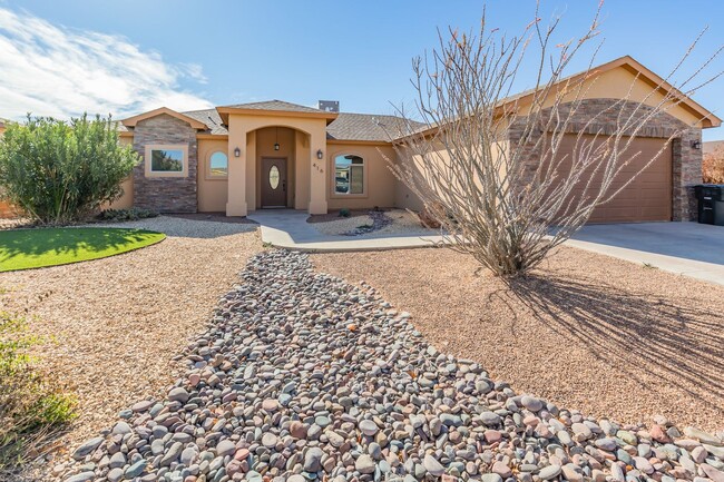 Building Photo - Modern 4 Bedroom 2 Bath Home!