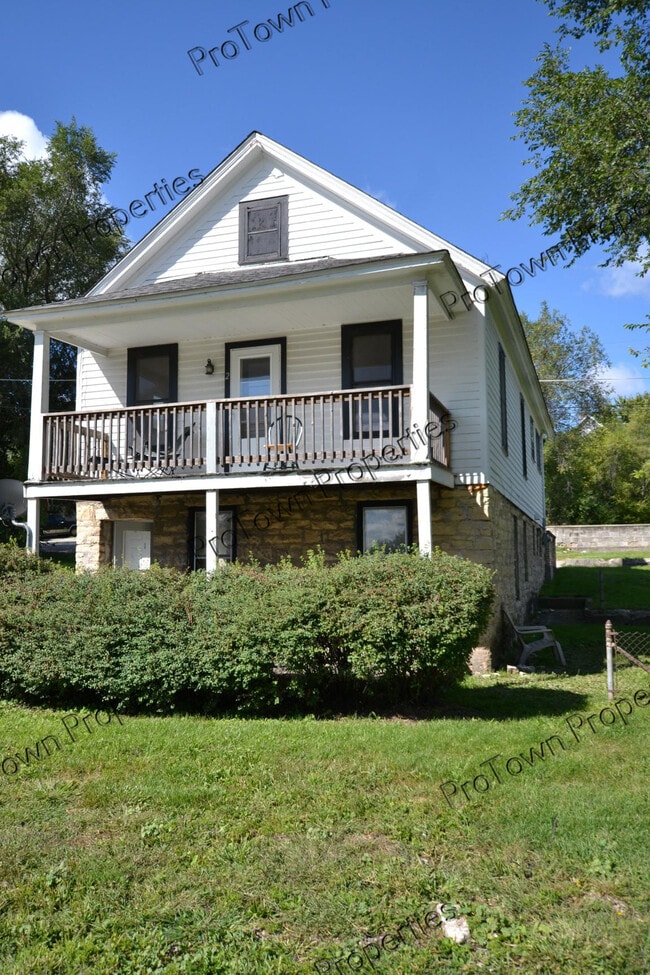 Building Photo - 801 N Bluff St Unit 801 Bluff #2