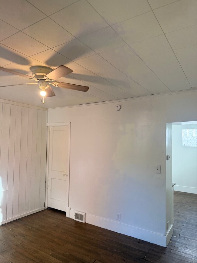 living room - 1305 Airbrake Ave Unit 1303