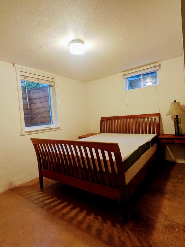 Cama tamaño queen - 414 N Avenue E Ave Unidad basement