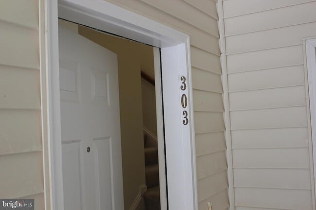 Building Photo - 2491 Quick St Unit 303