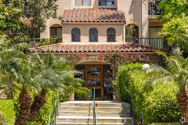 Entrada - Linden Heights Condominium