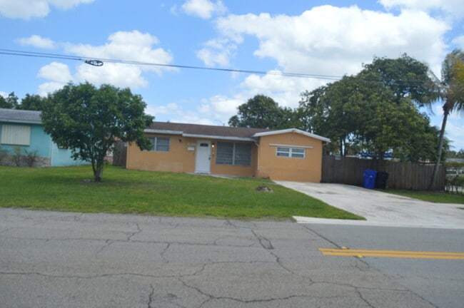 Building Photo - 896 SW 64th Terrace