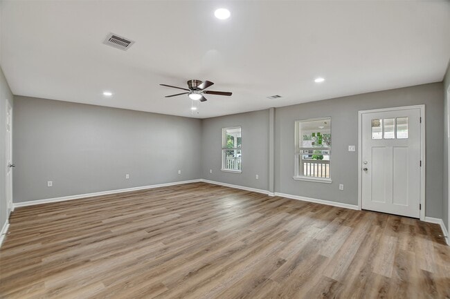 Building Photo - 908 Thomas Ave Rental