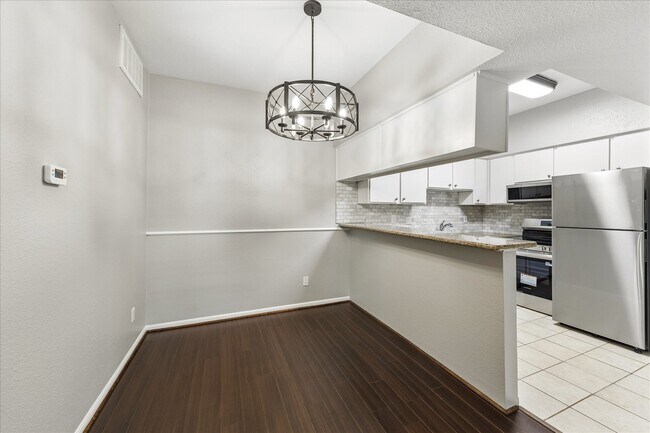 Photo - 2100 Tanglewilde St Unidad 124