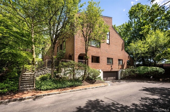 Building Photo - 150 N Bedford Rd Unit D1