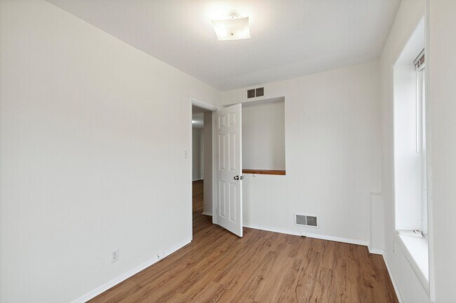 Building Photo - 133 Ripka St Unit 4