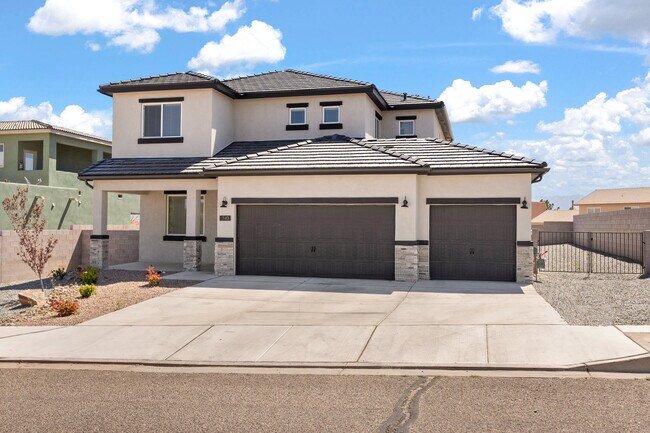 Photo - 340 Pinnacle Dr SE House